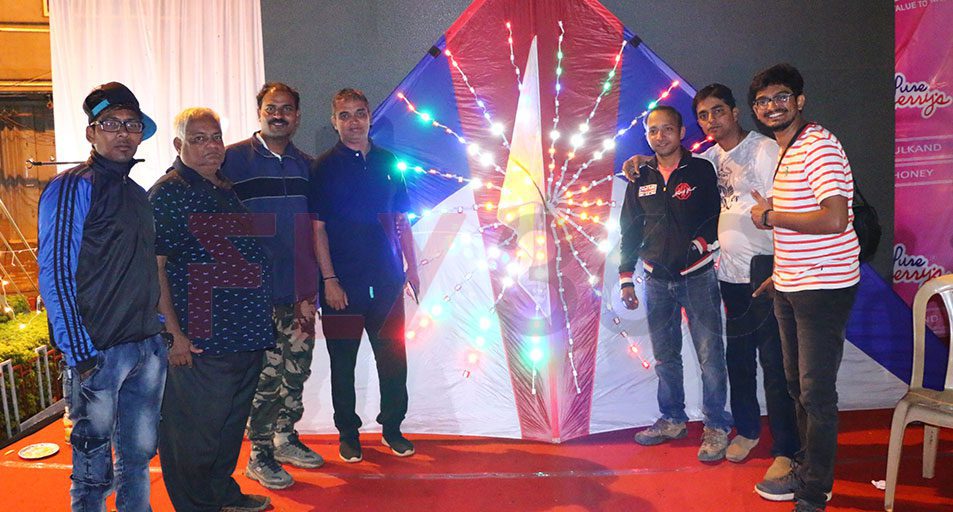 people want to click photo with kite